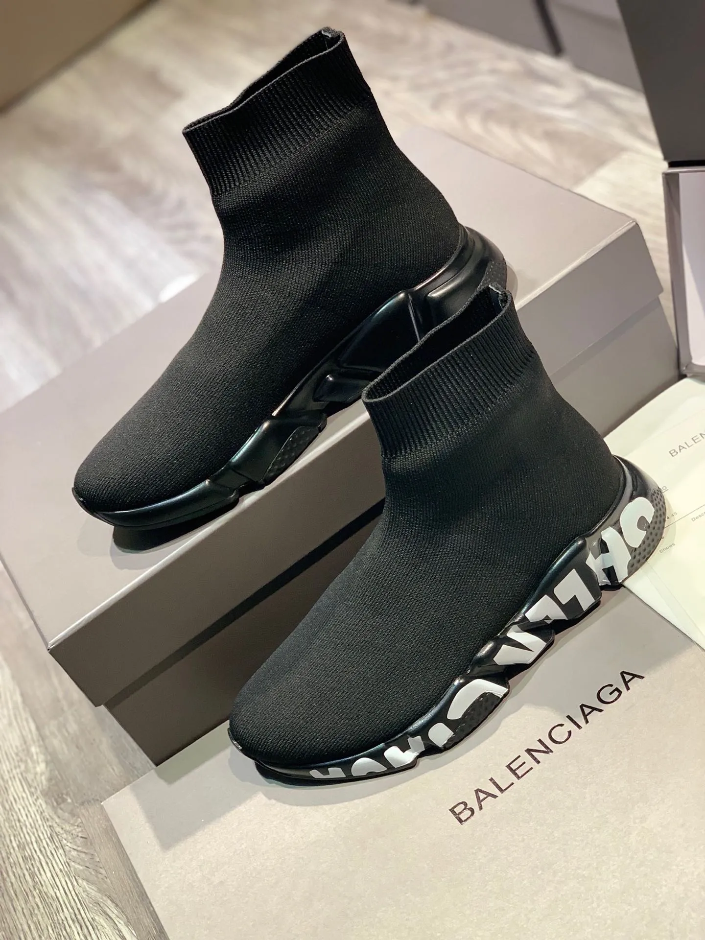 👟👟Ex-factory price 420👟👟 [Ready stock top version vacuum outsole] Balenciaga 👣Size: 35 36 37 38 39 40 41 42 43 44 45 [Socks in original packaging delivered] 🔥Balenciaga's "Speed" High-top sock-style sneakers are instantly recognizable and have ever-lasting popularity. This item is made in Italy from stretch knitted fabric. The rubber sole has excellent elasticity. Only half of the brand name printed on it is visible. Compared with the previous exaggerated and eye-catching style, it has a sense of "half-covering the face as if holding a pipa", and the brand's ingenuity in innovating the logo printing trend can also be seen.